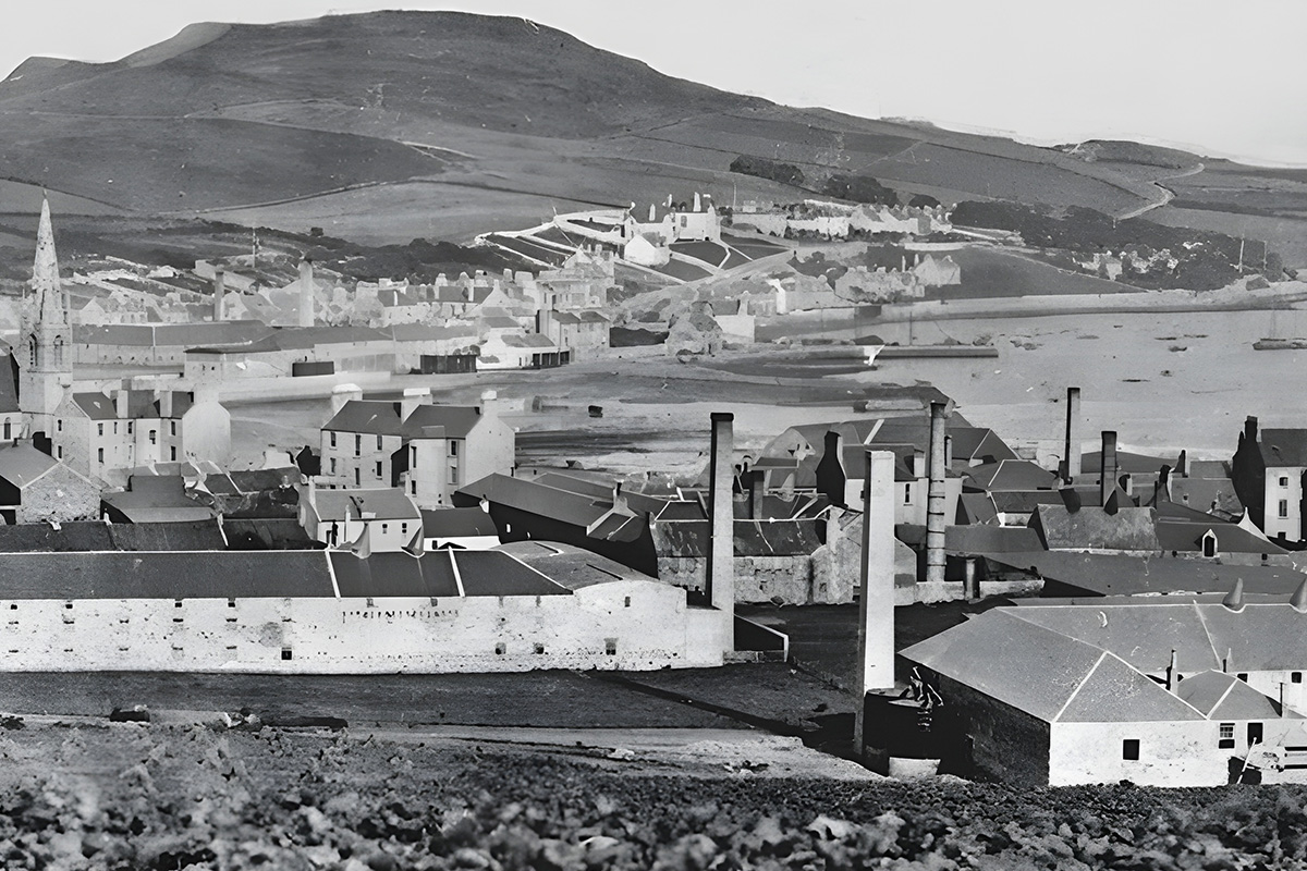 Campbeltown, sent 1870s. Möjligen kan man ana Longrow Distillery till vänster i bild. Bild från Argyll & Bute District Archives