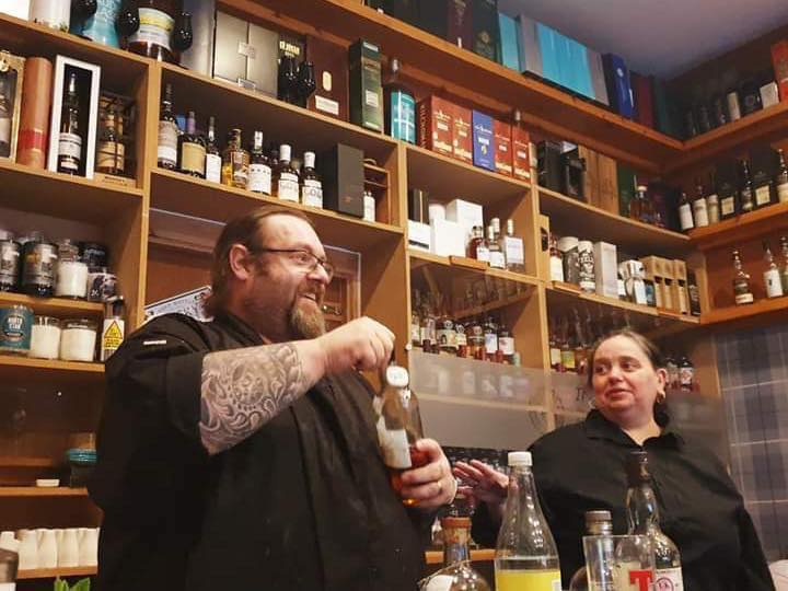 Derek & Fiona Mathers på plats bland flaskorna på The Artisan.
