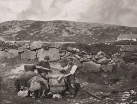 Den berömda bilden av MacAlisters illegala pannor, tagen i Donegal 1902. En liknande uppställning hade kunnat ses på Arran, men i en mer avskild miljö.
