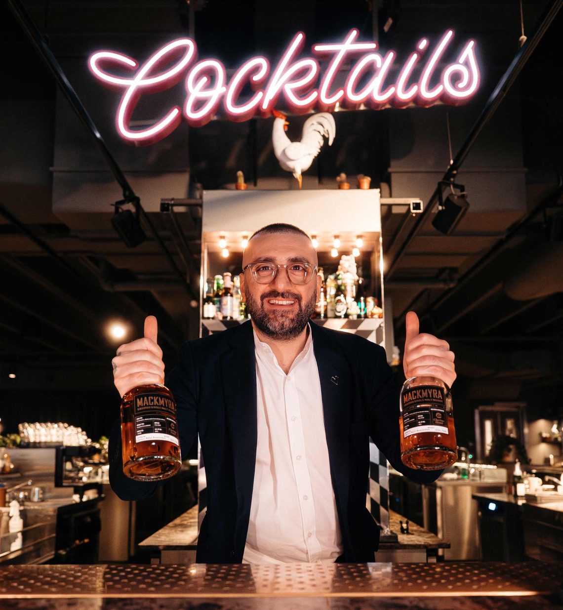 Mackmyra i baren på Clarion Hotel Amaranten där George Kakhejhan är Food & Beverage Manager. 