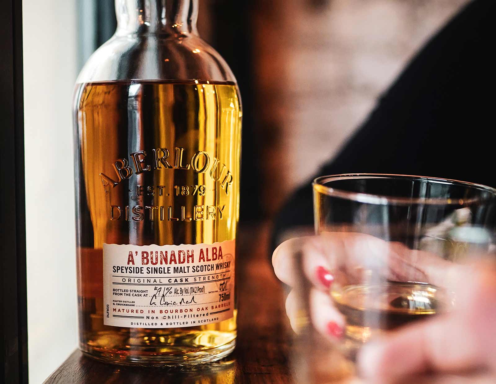 Aberlour A'Bunadh Alba är en 'cask strength'-whisky som uteslutande lagrats på 1st fill bourbon barrels, vilket ger en helt annan karaktär än originalets sherrytoner.